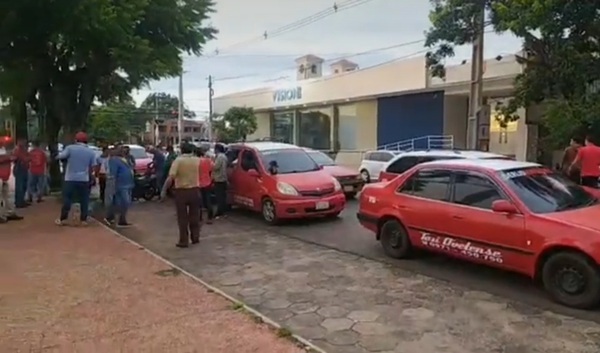 Creación de nueva parada crea conflicto entre taxistas de Coronel Oviedo - Noticiero Paraguay