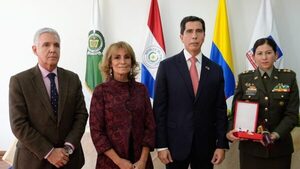 Paraguay condecoró con orden del mérito a Fiscalía y Policía de Colombia