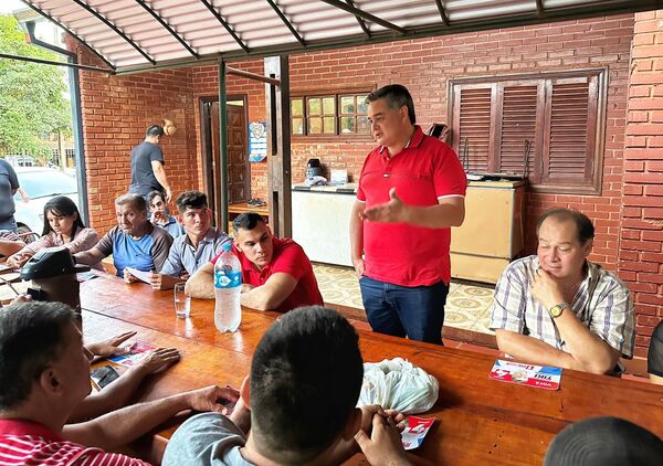 “Tiki” González mantiene encuentro con familias del km 11 de CDE - La Clave