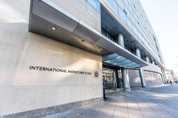 Argentina está lejos de resolver sus desequilibrios a un año de pacto con el FMI - Revista PLUS