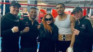 Madonna novillea con un boxeador 35 años menor que ella