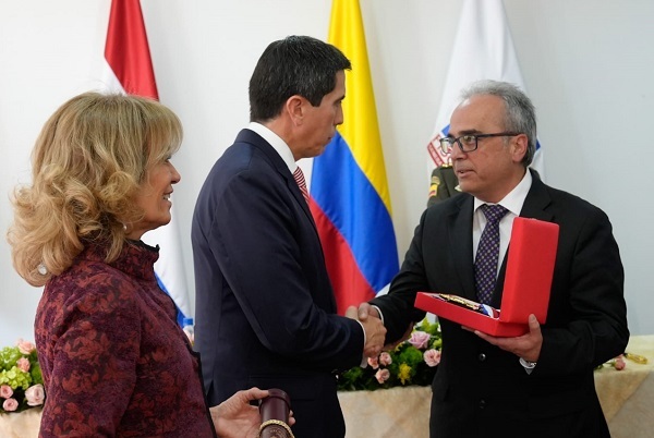 Condecoran a Fiscalía y Policía de Colombia por investigación del caso Pecci