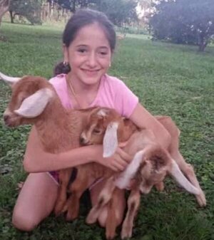 Niña con cifoescoliosis sintomática congénita, espera hace 5 años poder operarse  - Nacionales - ABC Color