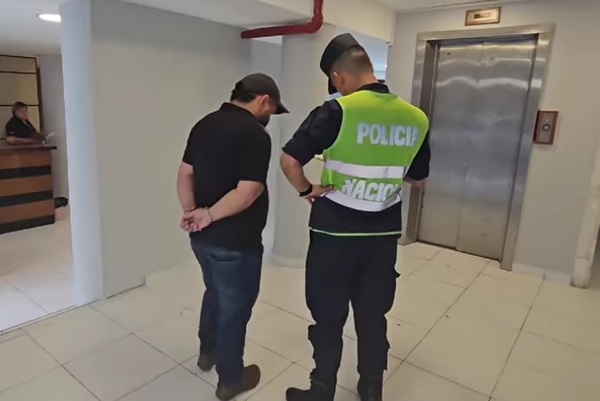 Diario HOY | Jefe aduanero y subcomisario, detenidos tras exigir coima para “frenar” allanamientos