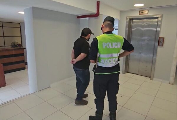 Detienen a un funcionario de Aduanas, un subcomisario y un civil por presunta coima