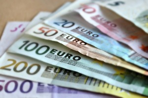 El euro cae por debajo de 1,06 dólares tras datos de la economía de EEUU - Revista PLUS