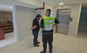 Supuesta extorsión: Piden prisión de jefe aduanero, policía y estibador - Policiales - ABC Color