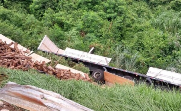 Carreta cargada con leña se desprendió y cayó al precipicio