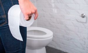 Escándalo por reglamento en el baño: “no pida ayuda, a no ser que sea necesario”