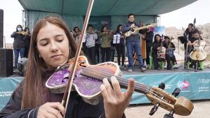 Jóvenes paraguayos dejan semilla en Bolivia con instrumentos hechos de basura