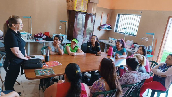 Mujeres recluidas en Coronel Oviedo se convertirán en diseñadoras de moda - Noticiero Paraguay