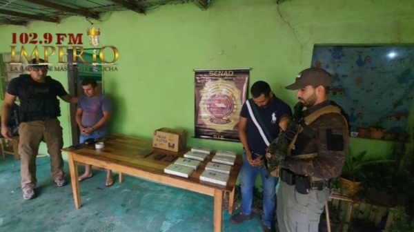 Dos detenidos por la Senad en el barrio San Blas con 8 kilos de supuesta cocaína - Radio Imperio