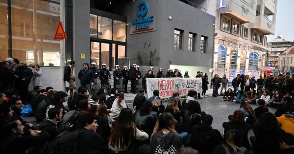 La Nación / Protestas en Grecia tras catástrofe ferroviaria