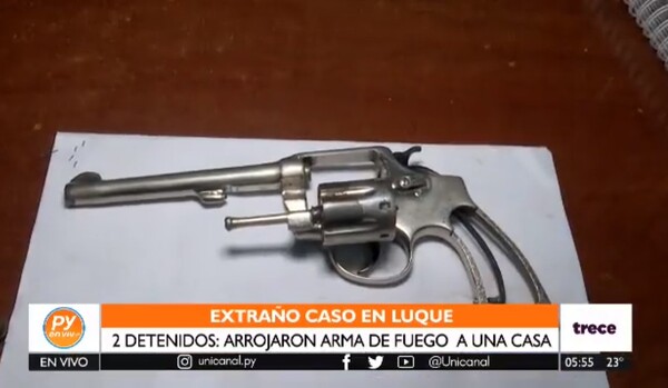 Dos hombres fueron detenidos por arrojar un arma de fuego en el patio de una casa - trece