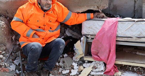 La Nación / Solidaridad mundial para turco viralizado sosteniendo la mano de su hija muerta