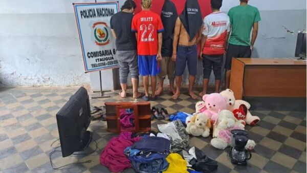 Robaron peluches y quedaron presos