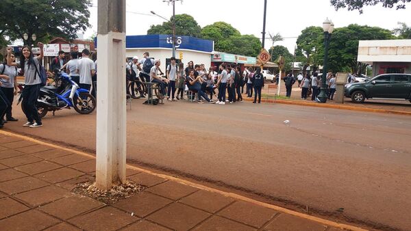 Estudiantes de colegio de Katuete exigen nombramiento de un director | 1000 Noticias