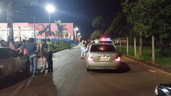 Delincuentes roban auto y lo vuelven a abandonar al ser perseguidos por víctimas - La Clave
