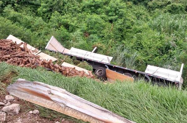 Carreta repleta de jepe’a se soltó de camión y volcó sobre la Ruta PY06 - La Clave