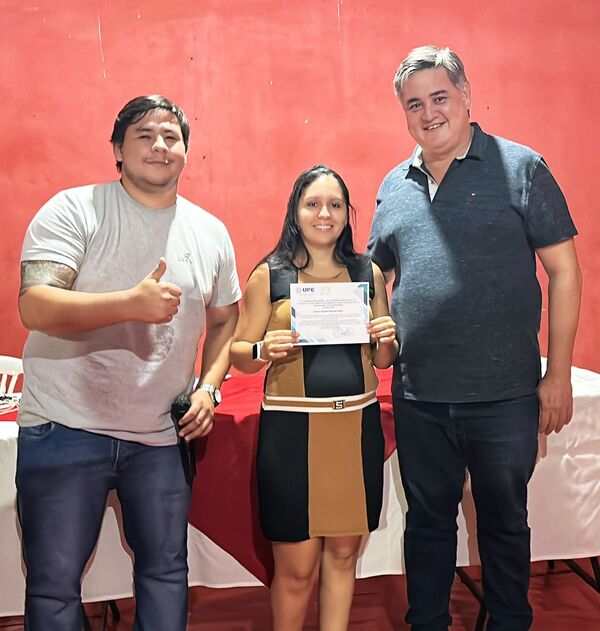 "Tiki" González sigue apoyando a jóvenes con la entrega de 26 becas - La Clave