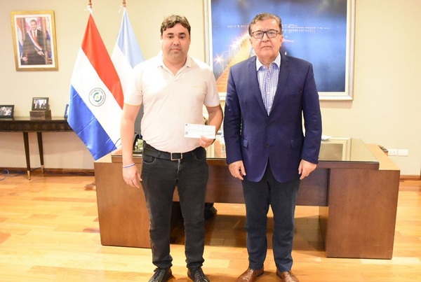 Intendente de Carmen del Paraná recibe apoyo económico de la EBY