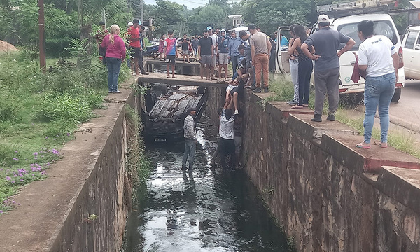 Vehículo vuelca y va a parar en canaleta del barrio San Miguel en Coronel Oviedo - OviedoPress