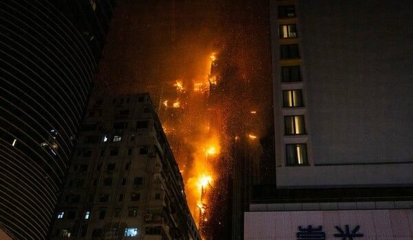 Voraz incendio de rascacielos de 42 plantas en Japón