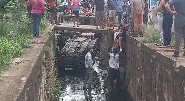 Conductor se salva de milagro tras caer a una canaleta en Coronel Oviedo - Noticiero Paraguay