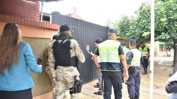 Fiscalía allana casa de jefe aduanero imputado por extorsión