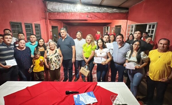 Tiki González sigue apoyando a jóvenes con becas universitarias