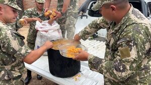 Militares sirven alimentos a damnificados por inundaciones