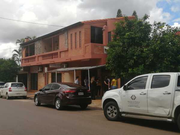 Allanan vivienda de aduanero detenido por coima •