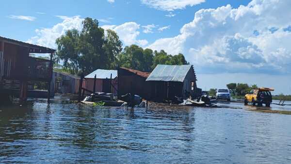 Familias afectadas por la crecida del Río Paraná reciben asistencia