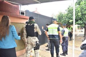 Fiscalía allana vivienda de jefe aduanero imputado por extorsión