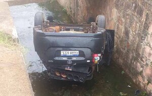 Conductor alcoholizado perdió el control de su vehículo y volcó en Coronel Oviedo – Prensa 5
