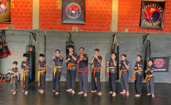 Hace un año, da clases gratuitas de artes marciales y arquería