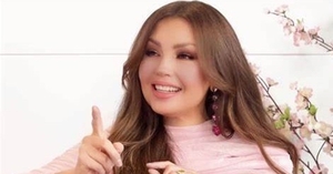 Thalía criticada por casi borrarse la nariz con los filtros en una entrevista