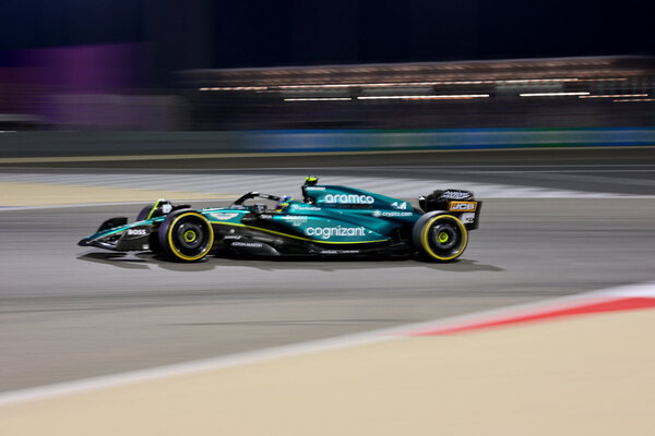 Versus / Alonso domina los libres con su Aston Martin en el inicio de la temporada de la Formula 1