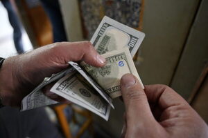 El peso mexicano baja de 18 unidades por dólar y toca mejor nivel en 5 años - MarketData