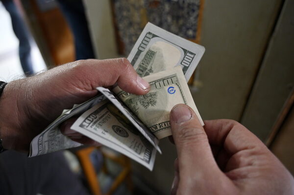 El peso mexicano baja de 18 unidades por dólar y toca mejor nivel en 5 años - MarketData