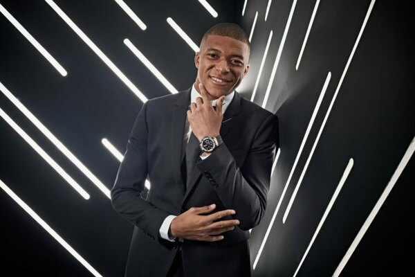 Versus / ¿Qué pasó tortuga? Mbappé se compró un Ferrari, pero no podrá conducirlo