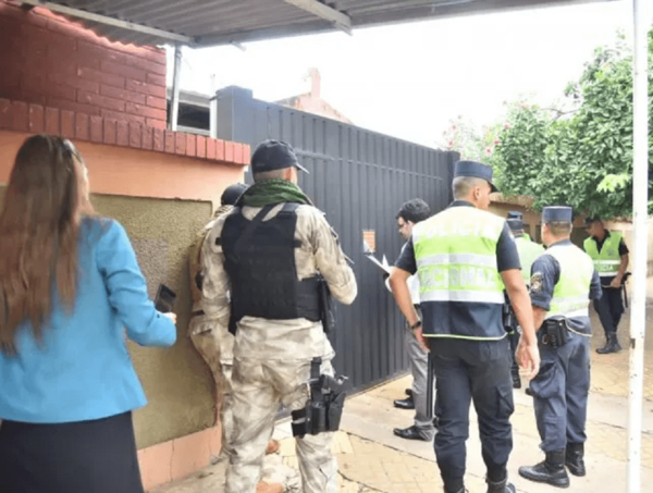 Allanan casa de jefe aduanero y otros imputados por supuesta extorsión · Radio Monumental 1080 AM