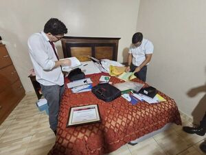 Allananaron las casas del aduanero y el policía imputados por extorsión