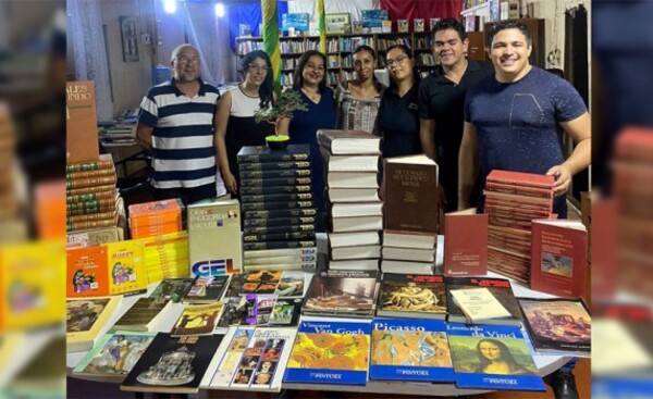 Fundación dona lote de libros a la Municipalidad de Franco