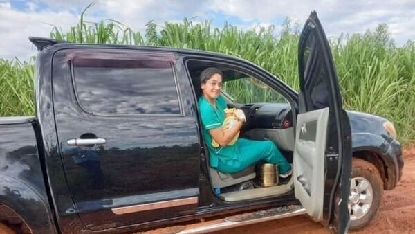 Dio a luz en camioneta que se trancó en el barro