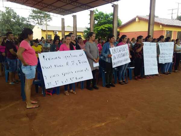 Padres de la escuela Rebeca Alen se manifiestan pidiendo apertura de nivel medio - Radio Imperio