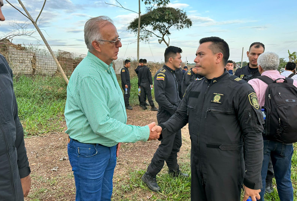 Dejan en libertad a 78 policías y 6 trabajadores retenidos en sur de Colombia - MarketData