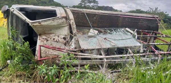 Camión vuelca sobre la ruta PY05