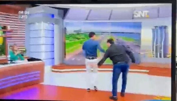 (VIDEO) Nalgada de Bruno Pont a su compa es tendencia en redes