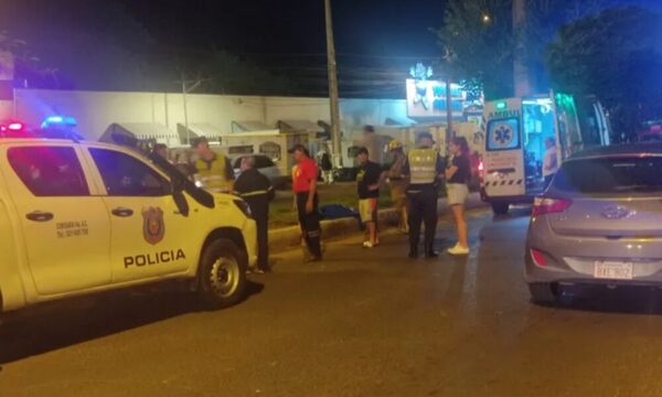 Hermanos protagonizan accidente vai sobre moto